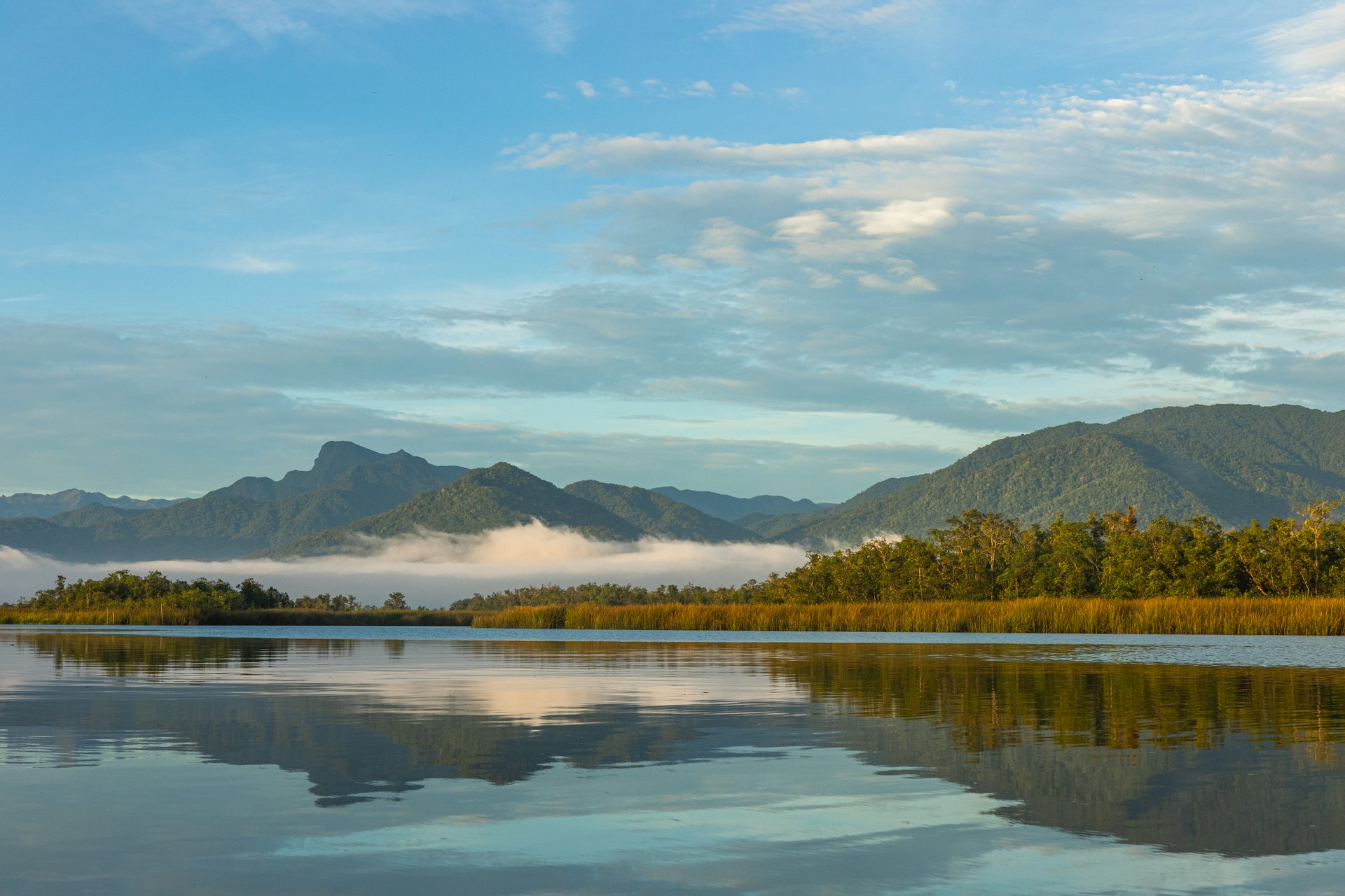 Baía de Guaratuba com reflexo da serra