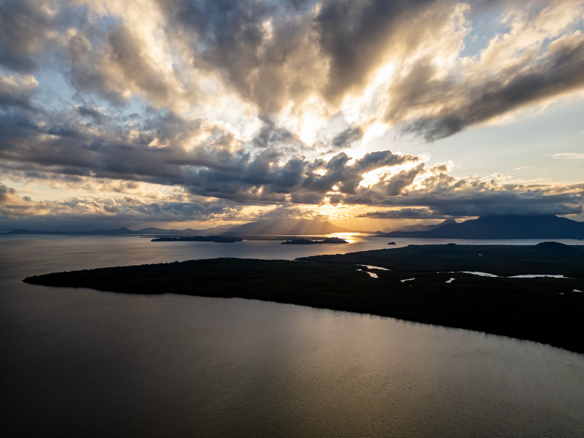 Entardecer sobre o estuário com raios de sol
