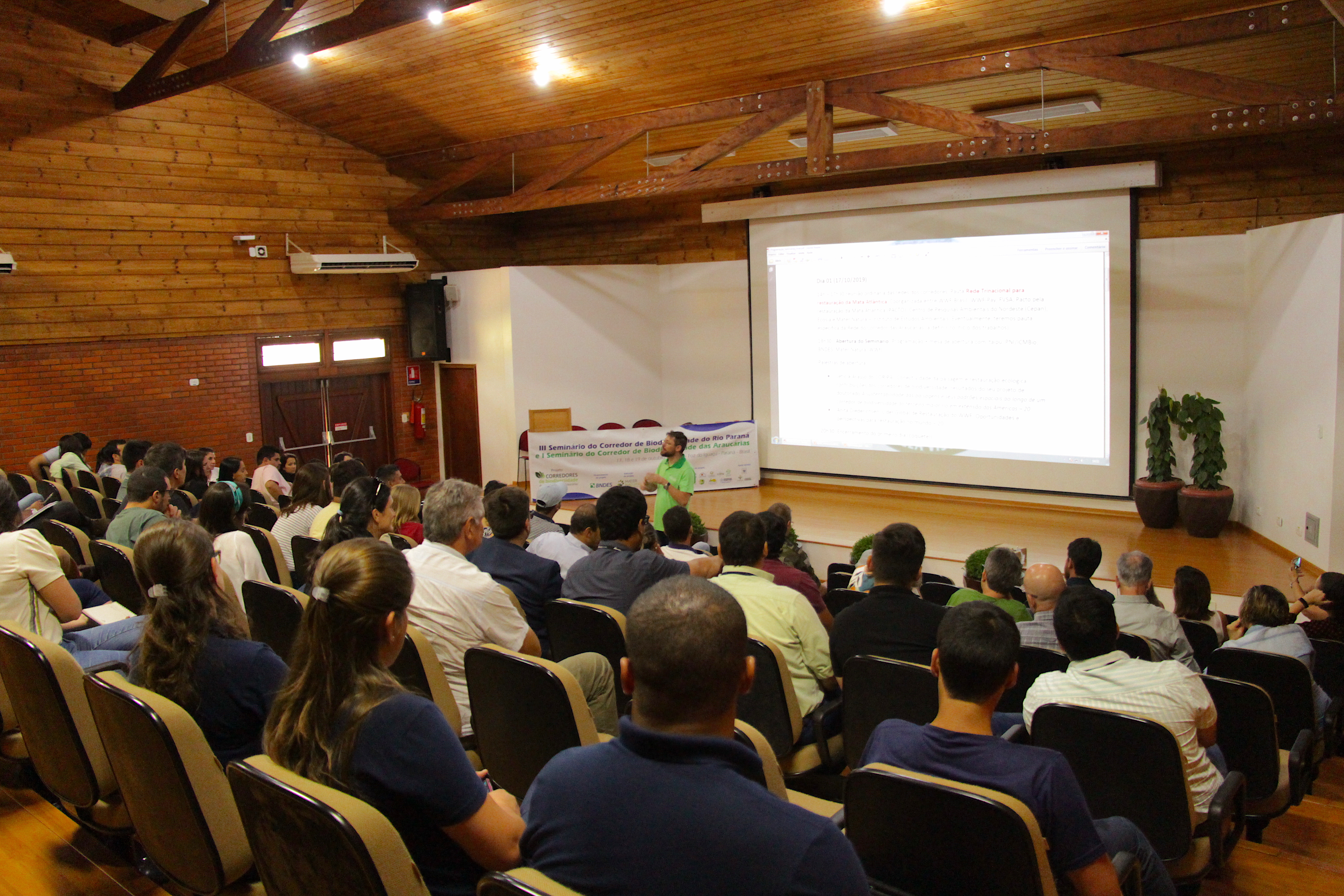 Coordenador do projeto Corredores de Biodiversidade, Marcelo Limont abre evento