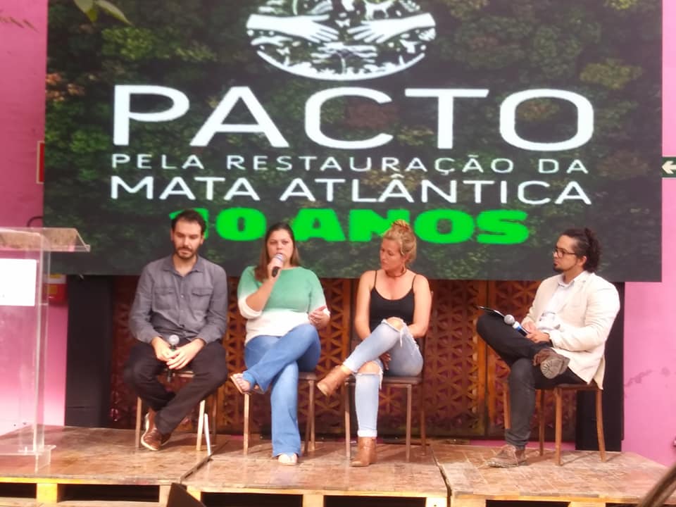 Ana Paula Silva (no centro) durante mesa redonda sobre o fomento a projetos de restauração ecológica.