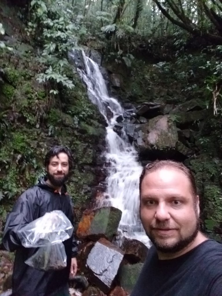 Coleta na cachoeira na Colônia Castelhanos em São José dos Pinhais.