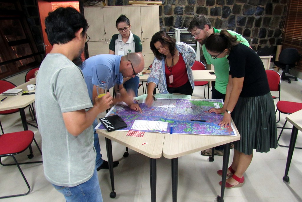 Participantes realizando a indicação das áreas potenciais para restauração ecológica.