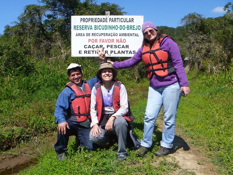 Bianca L. Reinert (ao centro) e colegas na entrada da Reserva Bicudinho-do-brejo.