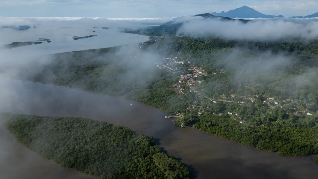 Imagem aérea de uma das principais áreas de manguezais do litoral do Paraná, em Antonina. Foto: Gabriel Marchi