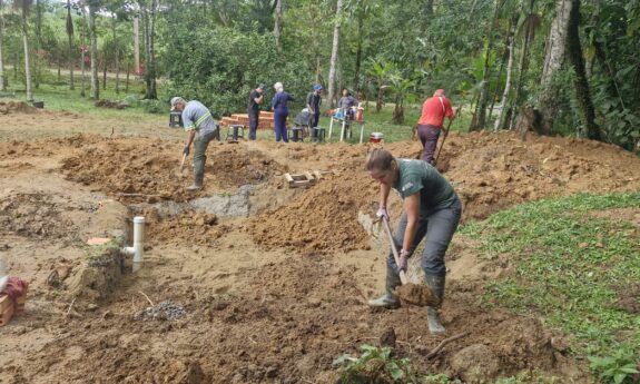 Comunidade do litoral do Paraná recebe mutirão para instalação de sistema ecológico para tratamento de esgoto