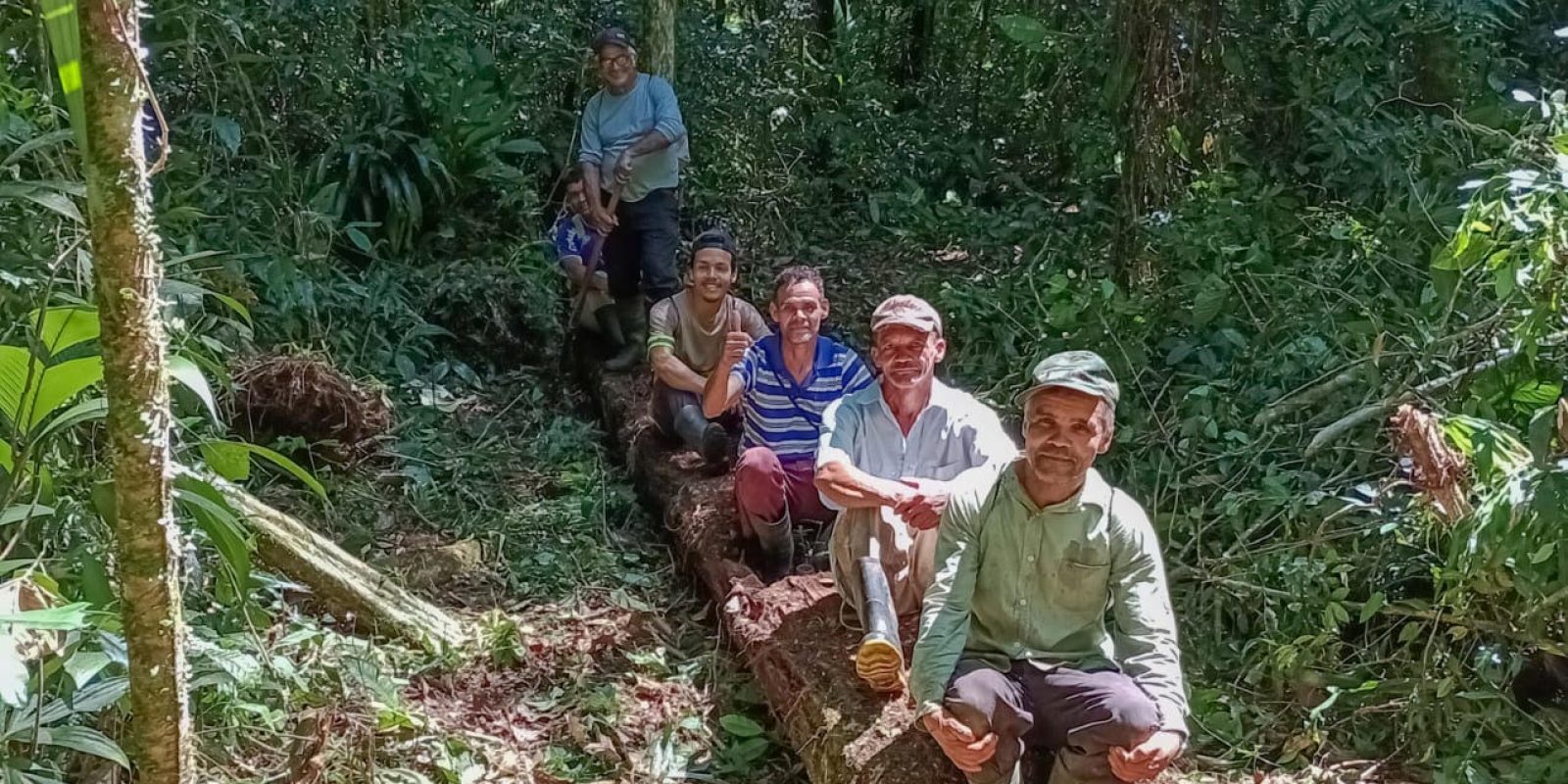 Figura 2 - Fase de campo com o pessoal do Quilombo Rio Verde, municípo de Guaraqueçaba